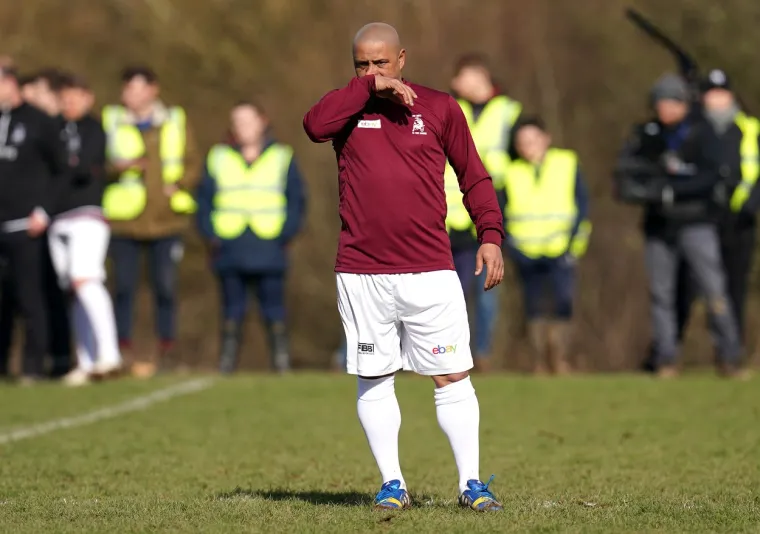 Je li moguće da je to on? Legendarni Roberto Carlos ponovno zaigrao, zaradio pet funti i šokirao izgledom