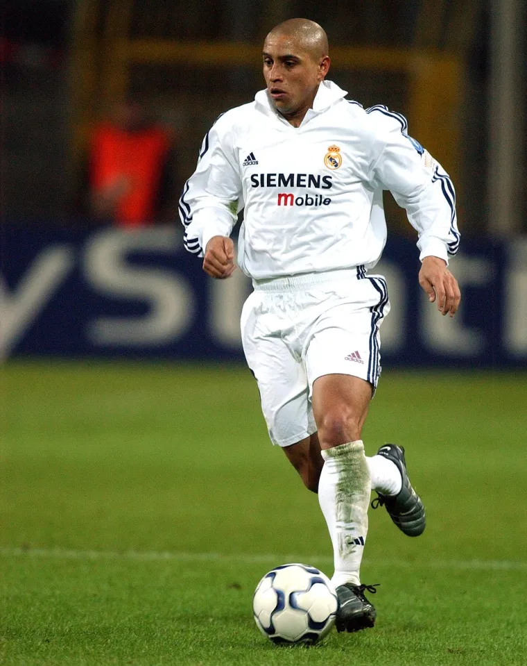 Je li moguće da je to on? Legendarni Roberto Carlos ponovno zaigrao, zaradio pet funti i šokirao izgledom
