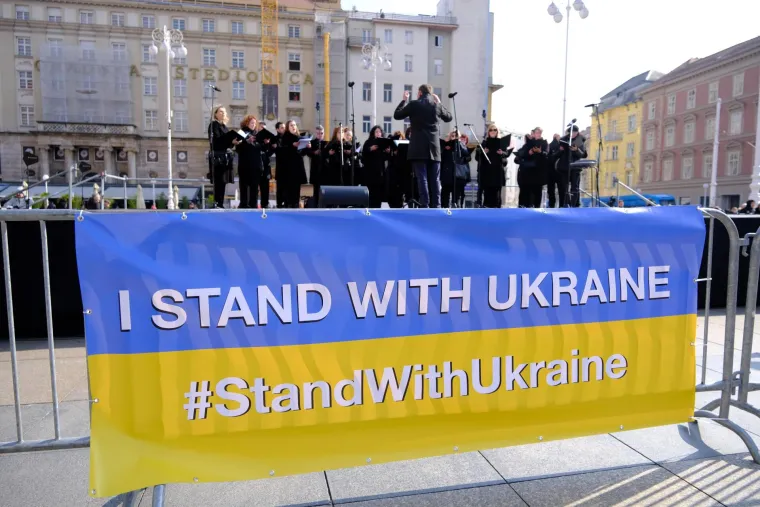 U Zagrebu veliki broj građana okupio se na skupu podr&scaron;ke za Ukrajinu