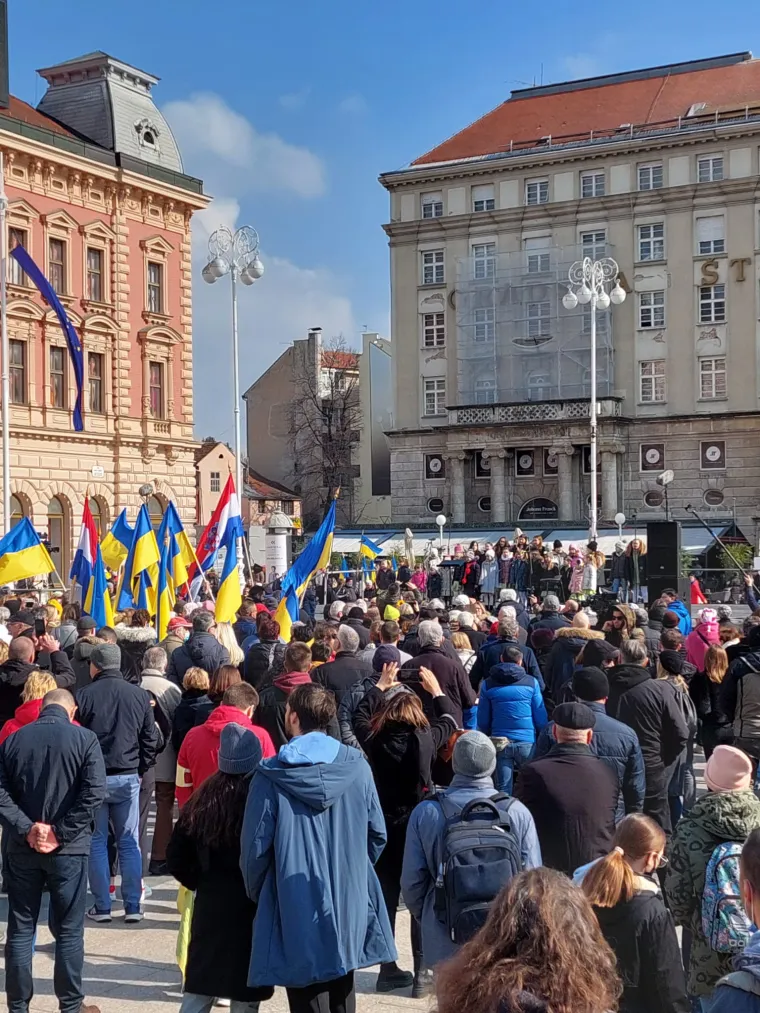 U Zagrebu veliki broj građana okupio se na skupu podr&scaron;ke za Ukrajinu