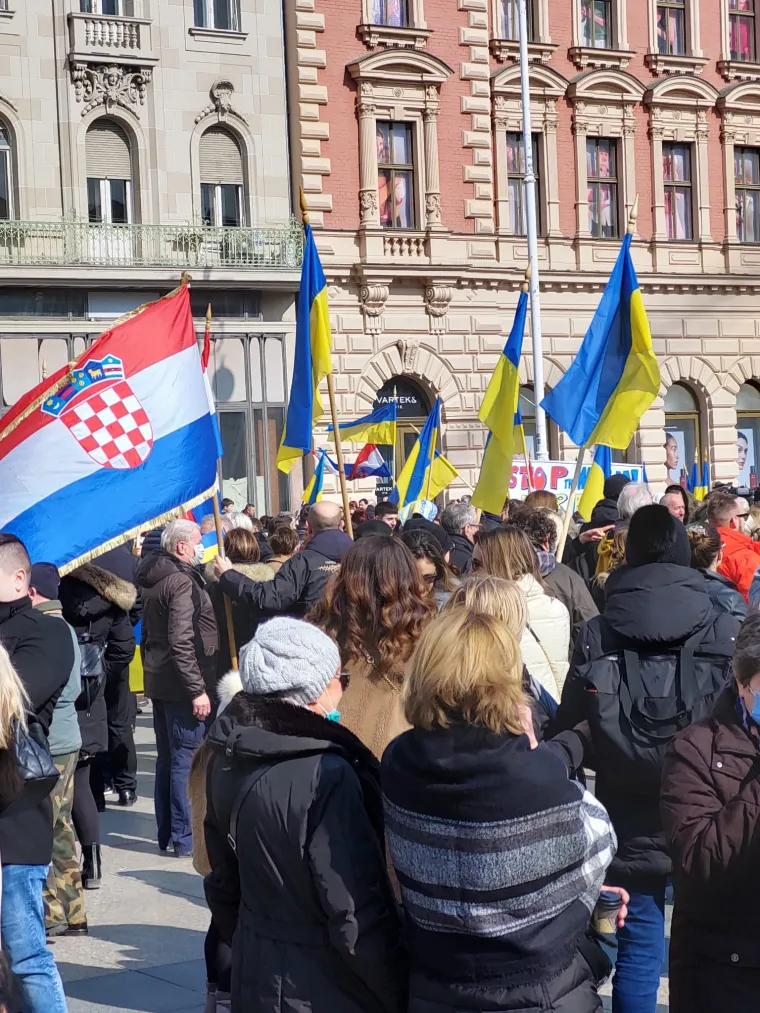 U Zagrebu veliki broj građana okupio se na skupu podr&scaron;ke za Ukrajinu