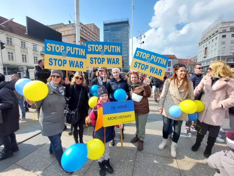 U Zagrebu veliki broj građana okupio se na skupu podr&scaron;ke za Ukrajinu