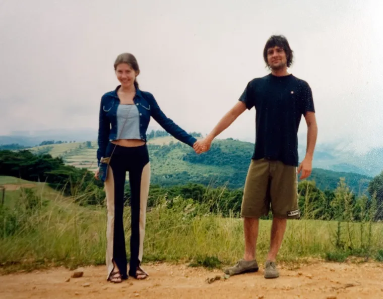 Anna i Alex upoznali su se na zabavi u Londonu 2001. i vjenčali se pet mjeseci kasnije u Moskvi. Razveli su se 2006., ali su ostali u kontaktu, piše The Guardian. &quot;Anna mi je rekla da joj je otac bio visoko u redovima KGB-a. Rekla je da je bio agent u &apos;staroj Rusiji&apos;. Njen otac je kontrolirao sve u njenom životu i osjećao sam da bi učinila sve za svog oca&quot;, rekao je Alex za Telegraph. &quot;Kada sam vidio da je uhićena zbog sumnje da je špijunirala, to nije bilo toliko iznenađenje da budem iskren. Pred kraj našeg braka postala je vrlo tajnovita, sama je odlazila na sastanke s &apos;ruskim prijateljima&apos;, a pretpostavljam da je to moglo biti zato što je bila u kontaktu s ruskom vladom&quot;, ispričao je Alex.