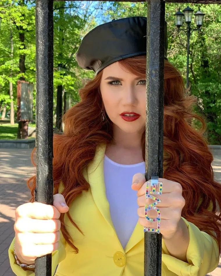 Prisjećajući se vremena kada je prvi put sreo Vasilyja, Anninog oca, tijekom medenog mjeseca parova u Zimbabveu, gdje je njegov bivši svekar radio kao diplomat, Alex je za The Telegraph rekao: &quot;Nikome nije vjerovao. Pitao me zašto sam odabrao rusku nevjestu i pitao koji posao imam u Rusiji, a ja sam rekao ništa. Bio je zastrašujući. Nikada me ne bi upoznao s drugim Rusima koji su dolazili u kuću i uvijek se činilo da ima puno više sigurnosti od ostalih diplomata&quot;, ispričao je Annin bivši muž