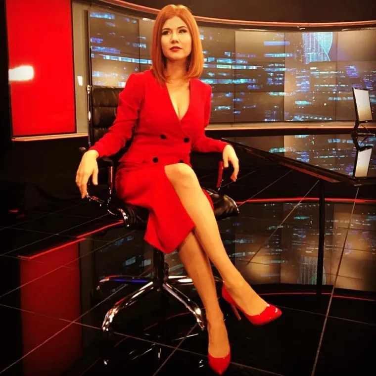 Iako se većina sovjetskih špijuna nakon uhićenja obično drži podalje od centra pažnje, Anna je brzo stekla slavu u Rusiji na TV ekranima i u mnogim časopisima. Od 2011. počela je voditi rusku TV emisiju &quot;Tajne svijeta&quot; i imenovana je urednicom časopisa &quot;Venture Business News&quot;.