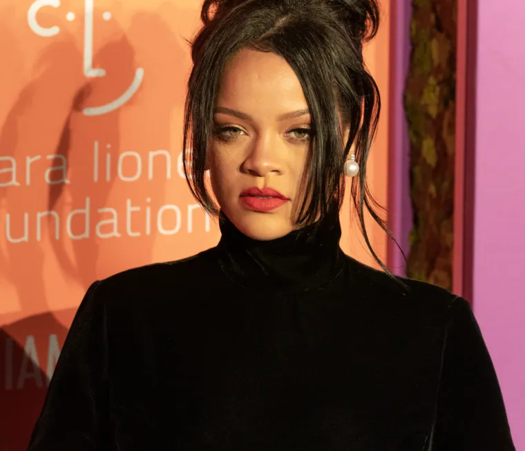 Rihanna je fotografirana 2009. s natučenim i krvavim licem nakon što ju je njezin tadašnji dečko, pjevač Chris Brown, napao u automobilu i ostavio na ulici. Godinama kasnije, u studenom 2015., Rihanna se u intervjuu za Vanity Fair osvrnula na nasilje i svoju naknadnu etiketu kao &quot;simbola za žrtve obiteljskog zlostavljanja&quot;. &quot;Mnogo žena, puno mladih djevojaka, još uvijek prolazi kroz to. Puno mladih dječaka također. To nije tema za gurnuti pod tepih, tako da ne mogu jednostavno odbaciti kao da nije ništa, ili to ne shvaćam ozbiljno&quot;, rekla je Rihanna u intervjuu za naslovnicu. &quot;Za mene, a i za svakoga tko je bio žrtva obiteljskog zlostavljanja, nitko se toga ne želi ni sjećati. Nitko to ne želi ni priznati. Dakle, govoriti o tome i reći to jednom, a još manje 200 puta, je kao biti kažnjen za to&quot;, dodala je pjevačica.
