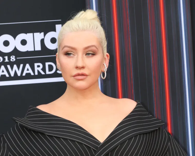 Christina Aguilera je također odrasla u kućanstvu s ocem zlostavljačem. Pjevačica je za Us Weekly otkrila kako se nosi s tom životnom traumom: &quot;To je tema koja me stvarno pogađa jer sam uvijek bila prilično glasna i otvorena o vlastitim iskustvima i svjedočenjima o obiteljskom nasilju u kući i susjednim domovima oko mene, tako da je to bilo nešto što je bilo prilično konstantno u mom djetinjstvu. Ne vole svi pričati o tome. Ljudima je neugodno i oko toga ima puno rana, ali zato mi je toliko važno da govorim svoju istinu i pomažem drugima da pronađu sebe i da pronađu svoju nadu u bezizlaznoj situaciji&quot;, rekla je.