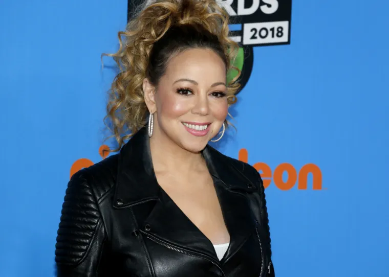 U ranim dvadesetima Mariah Carey bila je udana za šefa izdavačke kuće Tommyja Mottolu, koji je bio dvadeset godina stariji od nje. Par se razveo nakon četiri godine braka, no gotovo dva desetljeća kasnije u svom TV programu &quot;Mariah&apos;s World&quot;, pjevačica je priznala da je navodno patila od prisilne kontrole u braku s Mottolom. &quot;U to vrijeme bila sam s nekim tko je imao veliku kontrolu nad mojim životom&quot;, rekla je. &quot;Bio je puno stariji od mene i imao je puno moći i želio je da se držim podalje od većine ljudi. Nikad nisam mislio da ću izaći odande&quot;, priznala je pjevačica.