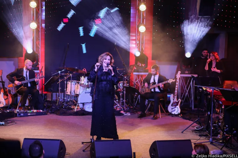 Konkurencija je žestoka: Mia Dim&scaron;ić, Albina, Vanna, Emilija Kokić... Ne znamo koja je sinoć vi&scaron;e blistala