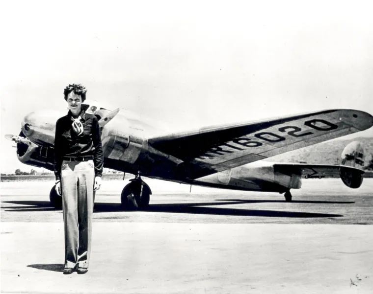 6. Amelia Earhart (1897. – 1939.): 20.-21. svibnja 1932. Amelia Earhart postaje prva žena i drugi pilot ikada koji je letio non-stop preko Atlantika. Amelia Earhart je bila definicija prekršitelja pravila. Američka avijatičarka koja je postala prva žena koja je samostalno preletjela Atlantik i prva osoba koja je ikada preletjela sama od Havaja do SAD-a, Amelia je bila pionirska avijatičarka i prava žena pionirka. Earhart je odbijala biti određena prema svom spolu od malih nogu, rođena u Kansasu 1897. Godine 1920., Earhart je počela podučavati letenje i brzo je postala odlučna da dobije svoju pilotsku dozvolu, položivši ispit leta u prosincu 1921. Earhart je postavila više zrakoplovnih rekorda, ali njezin pokušaj da bude prva osoba koja je oplovila svijet doveo je do njezina nestanka i pretpostavljene smrti. 

