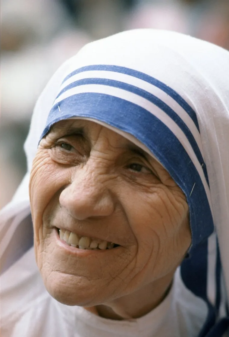 7. Majka Tereza (1910. – 1997.): U rujnu 2016. godine objavljeno je da se Majka Terezija proglašava sveticom. U dobi od 12 godina, Tereza, koja je bila rimokatolkinja je odlučila da želi otići u Indiju širiti kršćansku poruku i pomagati ljudima. Tako je to učinila. Godine 1929. otputovala je u Indiju i na kraju je svoj život posvetila pomaganju siromašnih, osobito u indijskom gradu Kolkati. Svoj rad opisala je kao Božje djelo. Dok je bila ondje, pokrenula je nešto što se zove Misionari ljubavi. Ova skupina sada ima tisuće ljudi u gotovo 90 zemalja koji pomažu ljudima koji žive u siromaštvu diljem svijeta. Za svoj rad 1979. godine je dobila Nobelovu nagradu za mir. Zamolila je da se velika večera u povodu toga otkaže i da se sav novac da siromašnima u Kolkati. Do danas je zapamćena po tome koliko je voljela i brinula o ljudima te je hvaljena kao Svetica.
