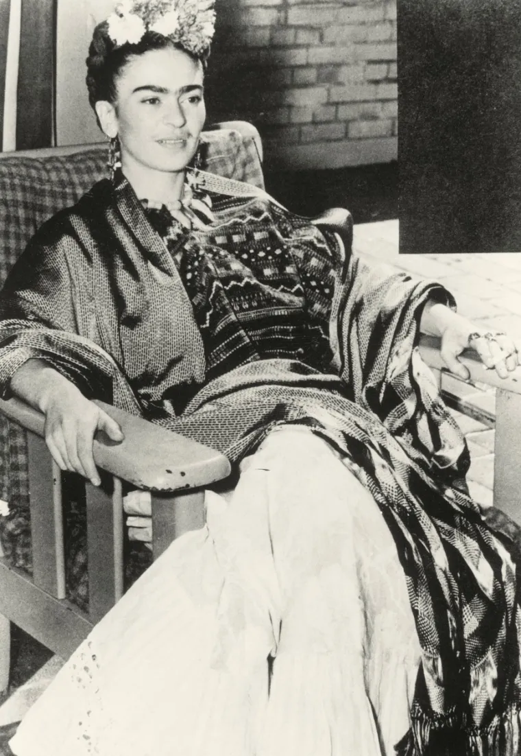 10. Frida Kahlo (1907. &ndash; 1954.): Frida Kahlo je bila meksička slikarica. Kahlo je postala poznata u Meksiku i diljem svijeta po stvaranju djela koja izazivaju razmi&scaron;ljanje utemeljeno na magičnom realizmu. Njezin autoportret iz 1938., pod nazivom "Okvir", bio je prvi rad meksičke umjetnice iz 20. stoljeća koji je ikada predstavljen u Louvreu. Frida je tijekom svog života naslikala oko 200 slika, crteža i skica, od čega su 143 slike, a od kojih su 55 autoportreti. Za svoje autoportrete, za&scaron;to ih toliko često radi je Frida rekla: &bdquo;Zato &scaron;to sam ja tako često sama jer sam subjekt kojeg znam najbolje.&rdquo; 
Životna priča Fride Kahlo i snažni autobiografski elementi njezine umjetnosti donijeli su joj status ikone feminizma. 