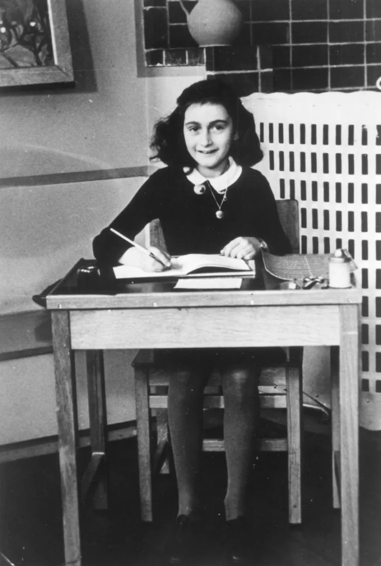 12. Anne Frank (1929. &ndash; 1945.): Dnevnik Anne Frank jedan je od najiskrenijih, najsnažnijih i najpotresnijih izvje&scaron;taja o Drugom svjetskom ratu, a napisala ga je njemačka tinejdžerka. Frank je bila židovska obitelj koja je živjela u Njemačkoj, zatim u Austriji tijekom Hitlerova uspona na vlast i tijekom Drugog svjetskog rata. Frank je bila mlada židovska djevojka koja je umrla u koncentracijskom logoru 1945. Njezin otac, Otto Frank, pobjegao je i objavio danas poznate dnevnike svoje kćeri 1947. u kojima je zapisala njezina iskustva tijekom holokausta. Njezino pisanje pomoglo je povjesničarima (i čitateljima) da bolje razumiju vrijeme.
Dnevnik Anne Frank preveden je na gotovo 70 jezika i intiman je prikaz jednog od najnehumanijih trenutaka u povijesti te nas može educirati o univerzalnim ljudskim kvalitetama emocija, strasti, ljubavi, nade, želje, straha i snage.

