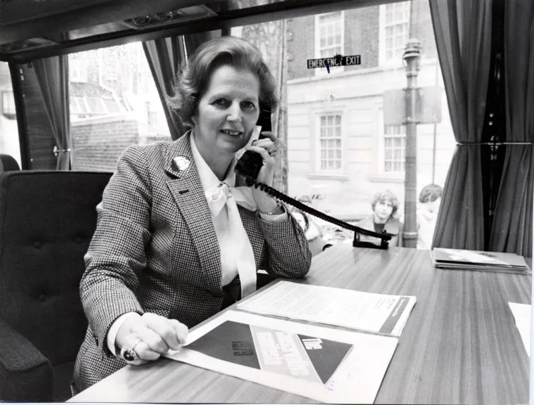 13. Margaret Thatcher (1925. &ndash; 2013.): Margaret Thatcher promijenila je lice moderne britanske politike. Političku karijeru započela je na Sveučili&scaron;tu Oxford gdje je bila predsjednica Udruge konzervativaca. 1959. godine osvojila je zastupničko mjesto u Finchleyju i postala zastupnica Margaret Thatcher.
Ali stvarno je u&scaron;la u povijest 1975. kada je postala čelnica Konzervativne stranke, jedne od dvije glavne političke stranke u UK, a kasnije, 1979., prva žena britanska premijerka. Imala je prilično radikalne stavove zbog kojih je zaradila nadimak Iron lady. Bila je prisiljena dati ostavku 1990., ali ne prije nego &scaron;to je postala najdugovječnija premijerka 20. stoljeća.  Neki su mislili da je spasila Britaniju kada je imala mnogo ekonomskih problema. Drugi su mislili da je uni&scaron;tila živote milijuna radnika. &Scaron;to god ljudi mislili, nema sumnje da je njezina snaga značila da je ostavila traga u britanskoj politici.
