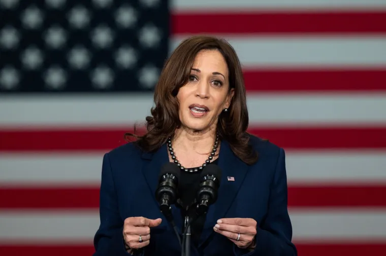 17. Kamala Harris (1964.-): 20. siječnja 2021., Kamala Harris polaže prisegu kao prva žena i prva tamnoputa potpredsjednica Sjedinjenih Američkih Država. 
"Iako sam možda prva žena na ovoj funkciji, neću biti posljednja", rekla je Harris nakon &scaron;to je izabrana.
Kći jamajčanskih i indijskih imigranata, Harris je bila prva crna državna odvjetnica u Kaliforniji i pobijedila je na izborima za američki Senat 2016. 