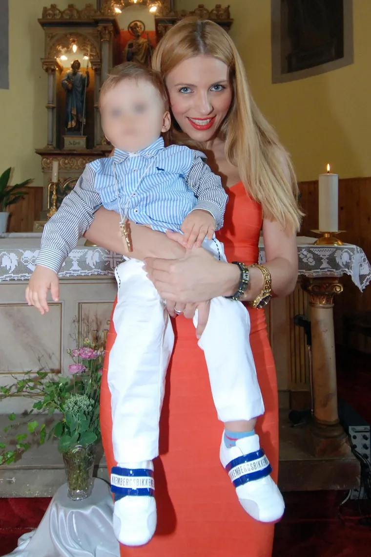 Nekadašnja pjevačica grupe ET, Katarina Rautek imala je iznimno težak životni period. Kada je ova pjevačica rodila sina Dominika nije htjela otkriti identitet njegovog oca, a kako bi na svijet donijela sina, Katarina je sama sebe odvezla u rodilište, piše Story.hr.