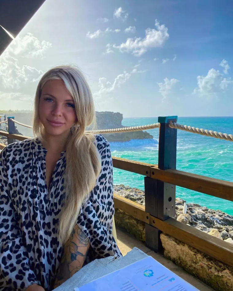 Naomi stvara sadržaj poznat kao ASMR, što je kratica za autonomni senzorni meridijalni refleks.