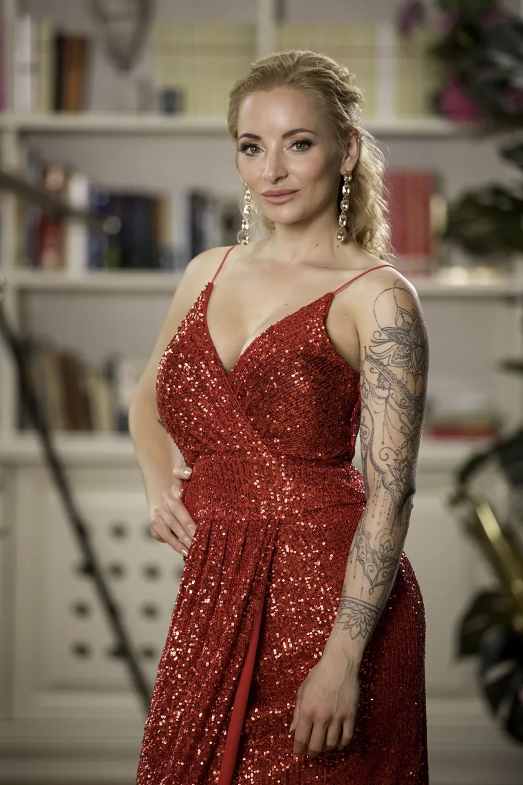 Nikolina Dianežević (33) je prava žena od akcije i nikada ne miruje. Ona je kuharica, trenerica fitnessa, fotografkinja koja obožava putovanja i velika joj je strast vožnja motorom. Bavi se jogom, voli meditirati i često putuje u egzotične zemlje poput Tajlanda ili Indonezije. Nikolina je 2013. godine sudjelovala u RTL-ovoj emisiji &quot;Tri, dva, jedan – peci&quot;. Netko je može osvojiti otvorenošću duha, iskrenošću, elokventošću, šarmom te sličnim načinom razmišljanja i strašću za životom. &quot;Volim kad je netko simpatična osoba koja osmijehom obasja prostoriju. Uvijek će me privući topla, srdačna osoba, koja je jako tolerantna, otvorena prema ljudima, životu, iskustvima, avanturama&quot;, kaže Nikolina. &quot;Izjednačila bih ljubav s osjećajem doma; kad ti je ta osoba dom i mirna luka i da se osjećaš da će sve biti dobro kad te zagrli… Da se jednostavno osjećaš sigurno pa bih rekla da je ljubav - sigurnost&quot;, otkriva Zagrepčanka koja Gospodina Savršenog planira osvojiti kulinarskim umijećem i otvorenim duhom.
