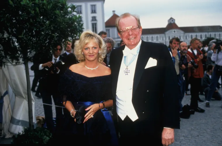 8. Dvoje najmlađih milijardera na svijetu nasljednici su bogatstva Trećeg Reicha: Brat i sestra blizanci, Karl-Friedrich i Viktoria-Katharina Flick, navodno su dvoje najmlađih milijardera na svijetu. No možda značajnije od njihova bogatstva je način na koji su ga stekli, njihovo bogatstvo (otprilike 1,8 milijardi dolara svaki) potjecalo je od bogatstva Trećeg Reda, njihova pokojnog djeda Friedricha Flicka.
Friedrich je navodno bio najbogatiji čovjek Njemačke iz doba Drugoga svjetskog rata i stekao je svoje bogatstvo gradeći carstvo oružja na leđima robovskog rada. Vjeruje se da je zaplijenio tvrtke u židovskom vlasništvu dok je Treći Reich kontrolirao Europu. Prema studiji iz 2008., procjenjuje se da je oko 40.000 robova radnika iz njemačkih koncentracijskih logora stradalo radeći za njega i stvarajući njegovo golemo bogatstvo.
Na suđenju u Nürnbergu imao je vlastito suđenje poznato kao &quot;Flickovo suđenje&quot;, gdje je proglašen krivim. Međutim, odslužio je samo tri godine zatvora, nakon što je pomilovan, a zatim je ponovno preuzeo kontrolu nad svojim industrijskim konglomeratom, što mu je omogućilo da po drugi put postane najbogatiji čovjek Njemačke. Nakon smrti, ostavio je svoje bogatstvo sinu, koji se kasnije upleo u jedan od najznačajnijih poslijeratnih njemačkih političkih skandala koji je uključivao smanjenje poreznih obveza. Vjeruje se da je njegov sin umalo potrošio obiteljsko bogatstvo, ali ga je ostavio dovoljno netaknutim da blizanci naslijede svojih 3,6 milijardi dolara (prema procjenama) nakon očeve smrti.
