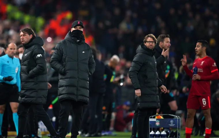 Jurgen Klopp prekinuo utakmicu Liverpoola i Intera jer je navijaču pozlilo, liječnici oba kluba odmah otrčali na tribinu