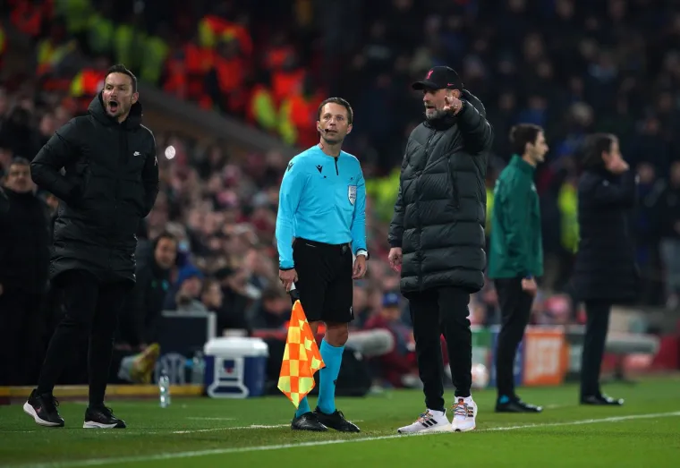 Jurgen Klopp prekinuo utakmicu Liverpoola i Intera jer je navijaču pozlilo, liječnici oba kluba odmah otrčali na tribinu