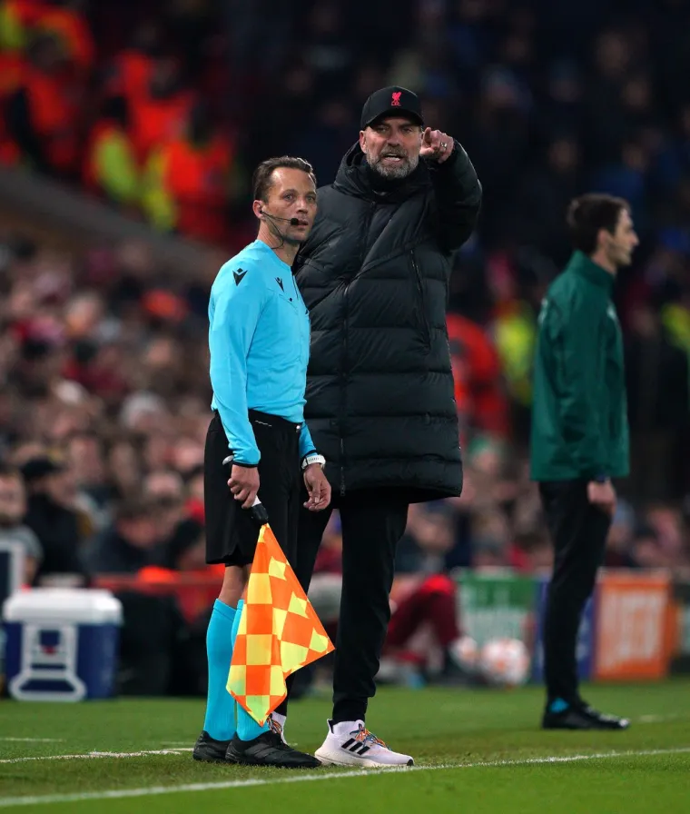 Jurgen Klopp prekinuo utakmicu Liverpoola i Intera jer je navijaču pozlilo, liječnici oba kluba odmah otrčali na tribinu