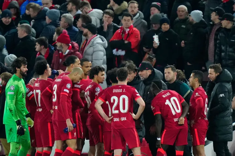 Jurgen Klopp prekinuo utakmicu Liverpoola i Intera jer je navijaču pozlilo, liječnici oba kluba odmah otrčali na tribinu