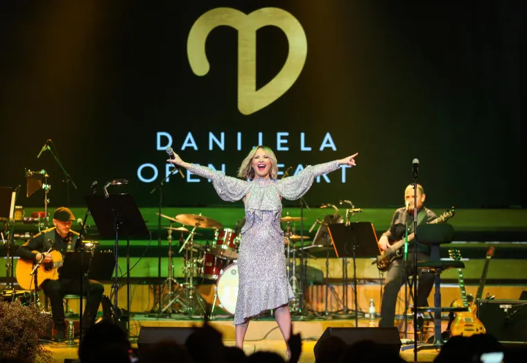 Danijela Martinović zasjala u haljini neobičnog kroja,: Iz publike su je bodrili Iva Todorić i Gra&scaron;in vjenčani kum