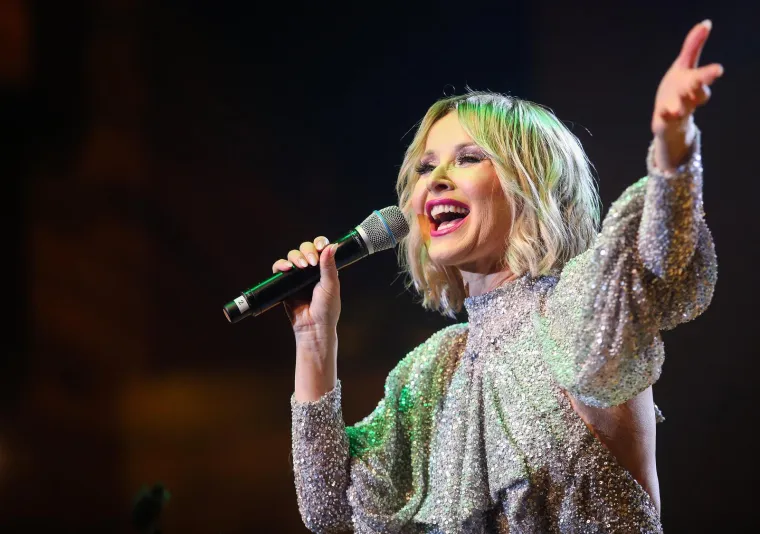 Danijela Martinović zasjala u haljini neobičnog kroja,: Iz publike su je bodrili Iva Todorić i Gra&scaron;in vjenčani kum