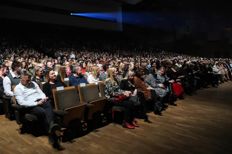 Danijela Martinović zasjala u haljini neobičnog kroja,: Iz publike su je bodrili Iva Todorić i Gra&scaron;in vjenčani kum
