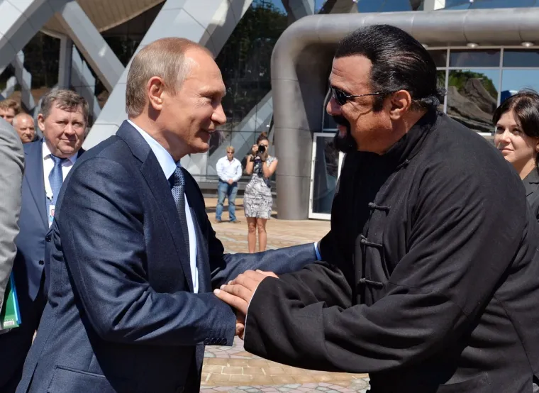 Seagalovo državljanstvo trebalo je biti znak poboljšanja odnosa između SAD-a i Rusije. I Seagal i Putin se bave borilačkim vještinama i zajedno su prisustvovali nekoliko događaja tijekom njegovih posjeta Rusiji. Osim toga, glumac je sudjelovao i na jednom stranačkom skupu Putinove stranke gdje se osvrnuo na suzbijanje poduzeća koja štete okolišu. &quot;Umjesto da ih uhitimo, mi samo novčano kažnjavamo ljude koji štete okolišu, oni vjerojatno zarađuju više na proizvodnji stvari koja zagađuju okoliš&quot;, rekao je Seagal u svom pozdravnom govoru na jednoj stranačkoj priredbi, piše Daily Mail.