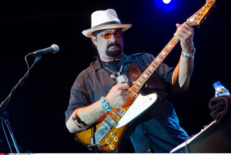 Glavni organizator za dovođenje holivudskih zvijezda u Rusiju je Bob Van Ronkel, koji preko svoje tvrtke "Doors to Hollywood", dovodi slavne osobe u sve dijelove Sovjetskog Saveza. "Angažirali su me da organiziram da Steven Seagal nastupi sa svojim bendom na jednom događaju s predsjednikom Putinom, tako da je on bio odgovoran za ideju, a kasnije je Steven sam postao najbolji prijatelj s njim", kazao je Van Ronkel u razgovoru s novinarom magazina NPR.