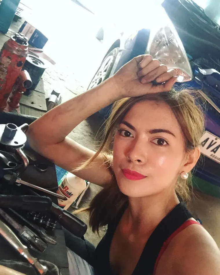 Zove se Tantin Legaspi Meneses, ima 26 godina, a i na svom profilu je istaknula da sebe smatra najljep&scaron;om automehaničarkom na svijetu.