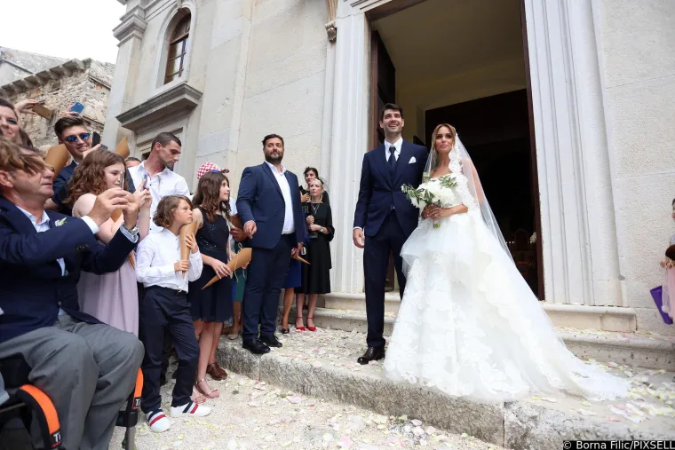 Franka Batelić i Vedran Ćorluka vjenčali su se 2018. u mjestu Bale, u Istri. Pjevačica je odabrala čipkastu vjenčanicu s dugim velom venezuelanske dizajnerice Caroline Herrere. Franka je jednom prilikom za RTL priznala da ona i suprug imaju poseban bračni dogovor kojeg se striktno drže. Naime, pjevačica je ispričala da ona i Ćorluka nikada javno ne pričaju o svom braku: &quot;To je naša zajednička odluka i nešto što mene stvarno održava normalnom. Poludjela bih da moram dijeliti neke stvari s javnosti, pogotovo što se tiče mog sina, Vedrana i obitelji - to je nešto što volim držati za sebe, to je nešto naše. Što se tiče tri godine braka - korona, bila sam trudna - život ti se kompletno preokrene naglavačke&quot;, ispričala je i prisjetila se života u Moskvi, u kojoj je boravila zbog nogometne karijere supruga Vedrana.