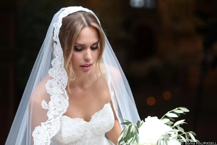 &quot;Mislila sam da se nikad neću udati! Vjenčanje je nešto jako intimno i želiš to zadržati za sebe, trudili smo se to zadržati za sebe, imala sam super ljude koji su pomagali oko svega, na kraju se sve poklopilo (Svjetsko prvenstvo i Eurosong)&quot;, rekla je pjevačica te dodala da su se ona i Vedran pomirili s velikom medijskom pažnjom koje nisu bili pretjerano željni.