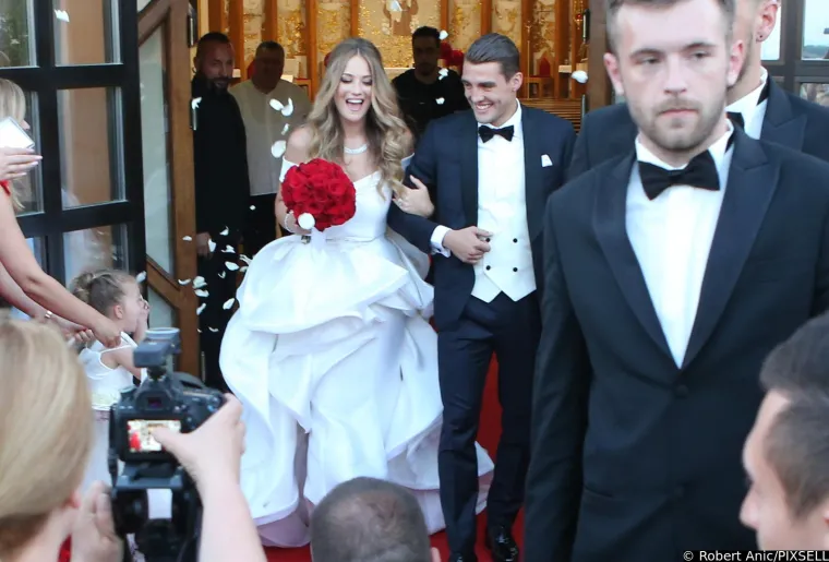Izabel i Mateo Kovačić svoje sudbonosno da rekli su 2017. u crkvi u Sesvetskim Selima. Njihova veza je zbilja posebna jer traje još od tinejdžerskih dana, a Izabel je za svoj poseban dan izabala haljinu s volanima i bez ramena talijanskog dizajenera Antonija. Uz raskošnu haljinu, lijepa Izabel je nosila Cartierov nakit i buket crvenih ruža.