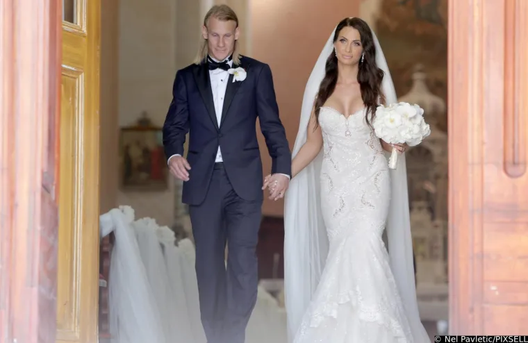 Domagoj i Ivana Vida su 2017. svoju ljubav okrunili brakom u crkvi Uznesenja Marijina i sv. Pergrina u Umagu. Ivana je nosila vjenčanicu sirena kroja s prozirnim detaljima i velom do poda koji joj je prekrivao ramena, a njezine bujne grudi potpuno su došle do izražaja zbog raskošnog dubokog dekoltea. 