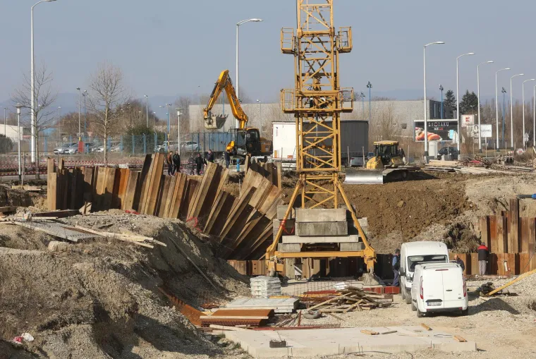 Na gradili&scaron;tu u &Scaron;panskom se odlomila zemlja i sa sobom odnijela betonske dijelove