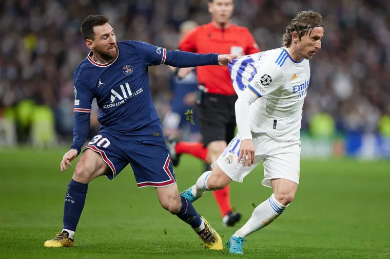 Leo se u nekim trenucima čak poku&scaron;avao hvatiti za podle stvari poput povlačenja za dres, ali na&scaron;eg Luku, neuhvatljivog poput vjetra sinoć, nije mogao spriječiti da nametne svoju igru i ovlada terenom.