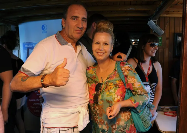 Sklad je potrajao sve do 2004. kada se otkrilo da Mladen ima izvanbračnu kćer s 15 godina mlađom Zadrankom Eminom Šimurinom. Brankica je isprva opovrgavala svaku tezu da bi dijete moglo biti Mladenovo. Čak je u jednom navratu rekla kako je otac djeteta Mladenov brat, Paolo.  Zadrani su Eminu i Mladena viđali zajedno po kafićima i u poznatom restoranu &quot;Niko&quot; u Boriku pa ih izvanbračno dijete i nije previše iznenadilo. Emina je imala 18 godina kad je počela izlaziti s Mladenom, a upoznali su se u jednom tamošnjem kafiću u kojem je ona sezonski radila. Emina je kao samohrana i nezaposlena majka živjela s djetetom u roditeljskoj kući, au krsni list male Sare nije uopće niti htjela upisati Mladenovo ime. Šimurina je jednom prilikom izjavila da do druge djetetove godine nije od Grdovića dobila &quot;ni lipe jer mu šoldi cure na drugu stranu&quot;. Ipak, Mladenih je u tajnosti neko vrijeme posjećivao, a kada je naglo prekinuo sve kontakte s njima, odlučila mu se pojaviti pred vratima. Sudski je zatražila i utvrđivanje očinstva, a zatim i alimentaciju. Budući da se Mladen nije pojavio ni na jednom sudskom ročištu za utvrđivanje očinstva, odlučila je zatražiti trećinu njegovih primanja. 