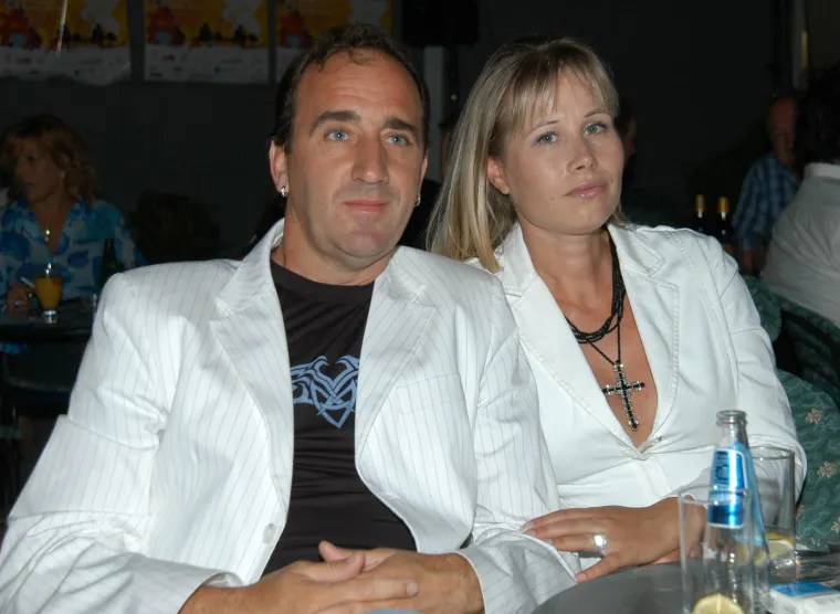 Između svih tih ekscesa, odlučio je priznati i vlastito dijete. Ne samo da mu je Brankica sve oprostila, već je prihvatila dijete kao da je svoje te je maloj Sari u svojoj kući napravila sobu koju je opremila najboljim namještajem i prekrcala igračkama. Mladena se u javnosti sve češće moglo vidjeti sa Sarom.