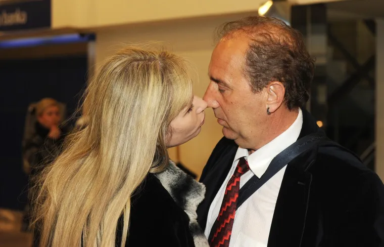 Iako je nakon kazne cijelu sezonu proveo bez kapi alkohola, sve je nadoknadio najesen. Krajem 2009. godine bio je u središtu pažnje jer je u Zadru početkom prosinca upao u klub Maraschino u trenirci i kućnim papučama. Prekinuo je koncert klape, oteo im mikrofon i svima objasnio da je pobjegao od kuće jer ne želi da ga žena maltretira. 