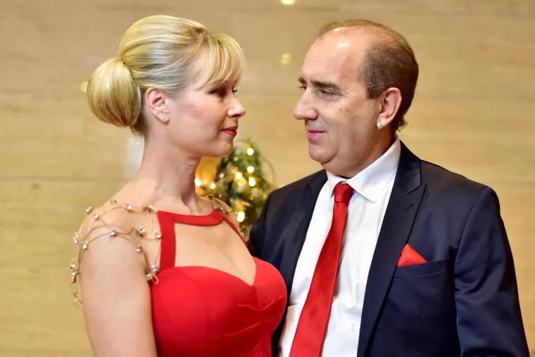 Brankica je 21. svibnja 2020., nakon 22 godine braka, podnijela tužbu protiv pjevača radi razvoda braka, a sud je njezinu tužbu potvrdio u kolovozu zaključivši kako nema šanse da se par pomiri. Brankica je u tužbi navela kako su ona i Mladen zaključili brak 4. svibnja 1998. godine, no da su njihovi bračni odnosi teško i trajno poremećeni, te da zajednički život više nije moguć. Iako je Mladen nastojao spasiti brak, u obrazloženju presude Općinskog suda u Zadru navodi se sljedeće: &quot;- Kako tužiteljica odlučno i sigurno ustraje u postupku razvoda braka, odnosno nema nikakvu želju niti interes poraditi na eventualnoj obnovi njihova odnosa, a iz navedenog proizlazi da više nije moguće održavanje skladnih bračnih odnosa, to u situaciji nedvojbenog izostanka volje na strani jednog supružnika radi obnove poremećenih bračnih odnosa znači ispunjenje uvjeta za razvod braka&quot;.