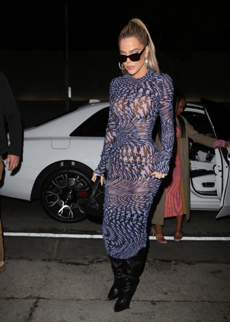 Khloe Kardashian izašla u prozirnoj haljini ispod koje se vidi ama baš sve, čak i boja njenih gaćica