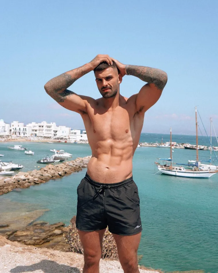 Čak bi i Adam Collard vjerojatno priznao da nije najveća zvijezda koju je &quot;Love Island&quot; dosad lansirao, ali sigurno je jedna od najbogatijih. Taj se 26-godišnjak aktivirao na OnlyFansu kako bi dobio što više fitness sljedbenika.