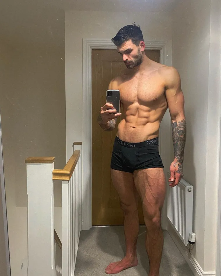 S obzirom na to da analitičari izvještavaju da naplaćuje mjesečnu naknadu od samo 54 kune, njegova vrijednost je nevjerojatna. Naime, njegovi mjesečni prihodi preko OnlyFans stranice iznose više od dva milijuna kuna.