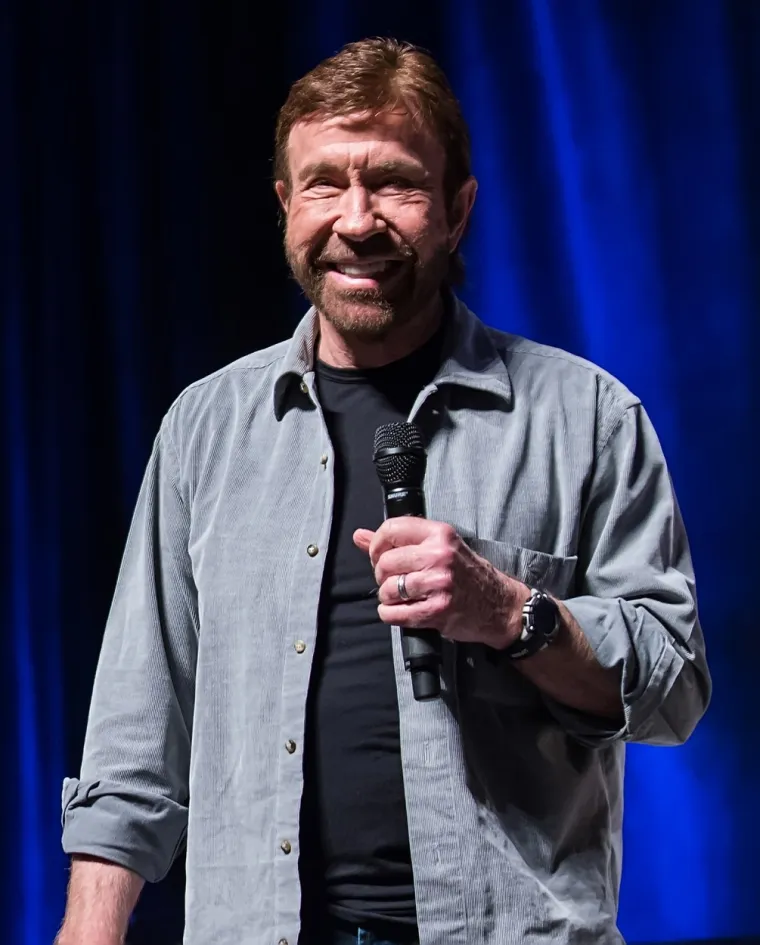 Chuck Norris rođen je u Oklahomi. Najstariji je od tri sina, a u djetinjstvu je bio i najsramežljiviji. Kada je imao 16 godina, roditelji su mu se razveli i s majkom i braćom se preselio u Kaliforniju.