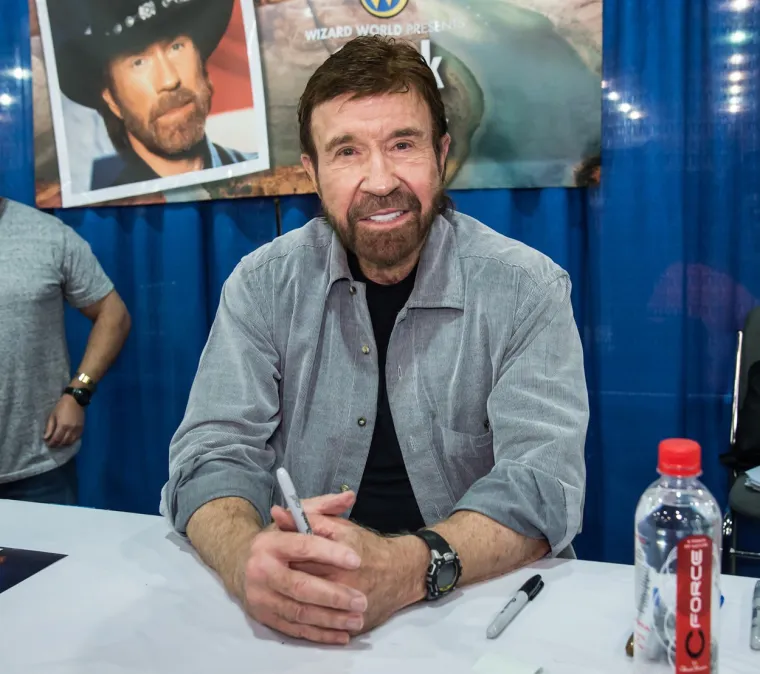 Chuck Norris pojavio se u filmovima &quot;Zakon šutnje&quot; i &quot;Delta Force&quot;, ali ipak je najveću popularnost stekao ulogom u seriji &quot;Walker, teksaški rendžer&quot;. Serija se počela emitirati 1993. godine i imala je osam sezona. Upravo zahvaljujući Walkeru, Norris je 2010. godine proglašen počasnim članom teksaških rendžera. Odluku o tome je donio guverner Rick Perry ističući da je Chuck kroz programe borilačkih vještina pomogao neprivilegiranoj djeci.