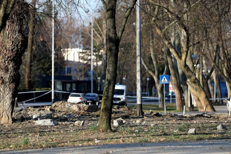 Pad neidentificirane letjelice na Jarunu. Krater je promjera tri metra, a dubine jedan metar. Evo kako izgleda danas