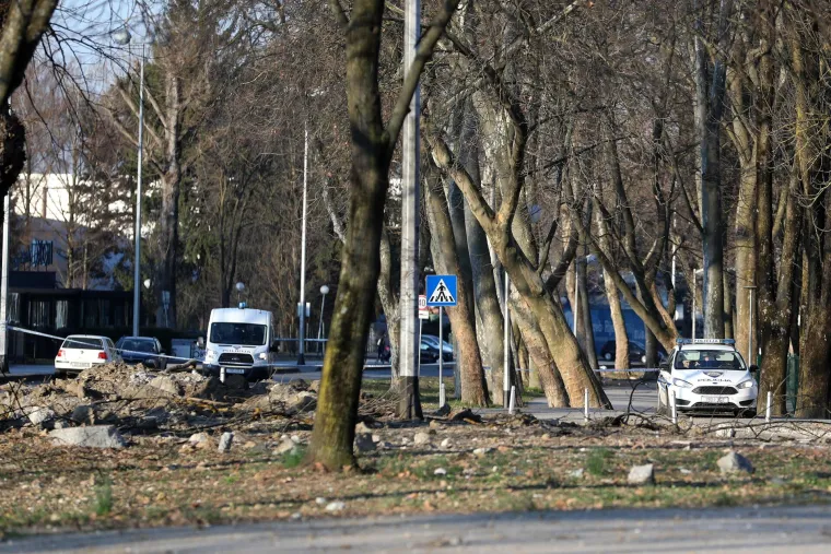 Pad neidentificirane letjelice na Jarunu. Krater je promjera tri metra, a dubine jedan metar. Evo kako izgleda danas